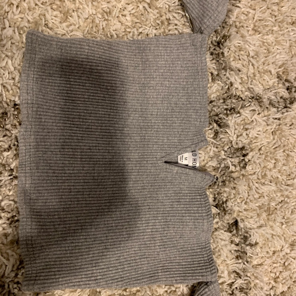 Grey crop top with sleeves